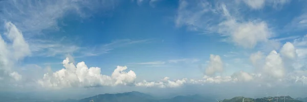 Vista Céu Azul Nublado Sobre Montanhas — Fotografia de Stock