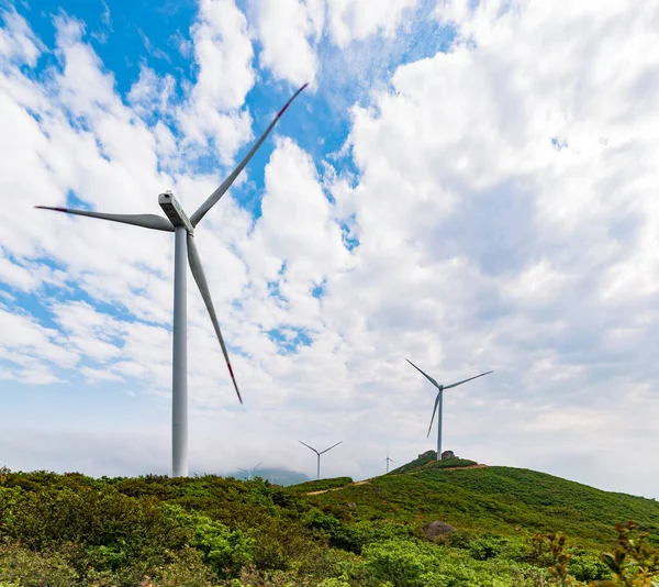 Molinos Viento Cima Una Colina Verde Cielo Nublado —  Fotos de Stock