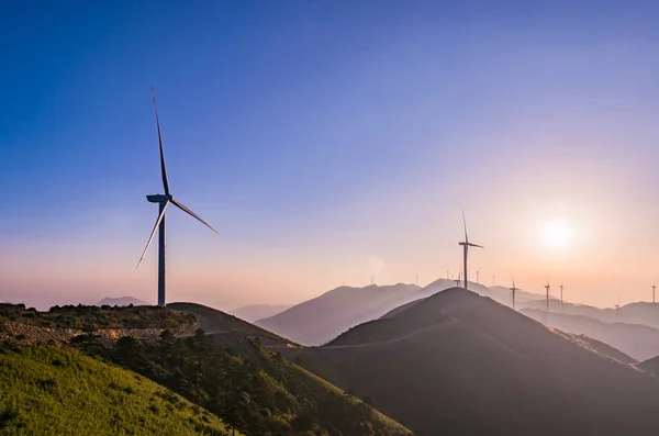 Väderkvarnar Kullar Med Solnedgång Himmel Bakgrund — Stockfoto