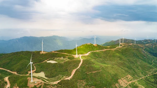 風車のある広い緑の山の風景 — ストック写真