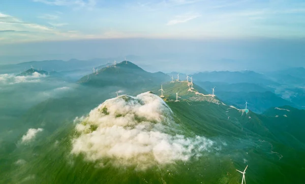 風車や低い雲が立ち並ぶ緑の山岳風景 — ストック写真