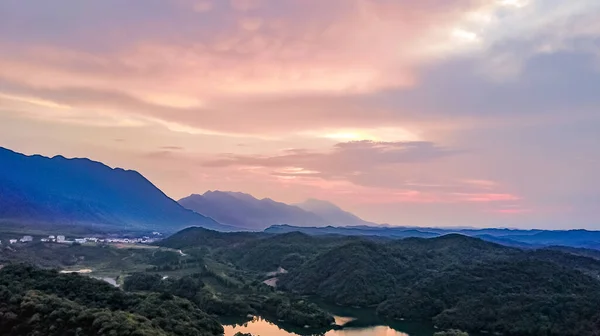 Piękna Scena Górska Dżunglą Zachodem Słońca Niebo — Zdjęcie stockowe
