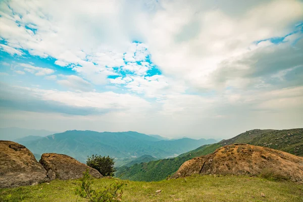 曇り空の下緑豊かな山の風景 — ストック写真