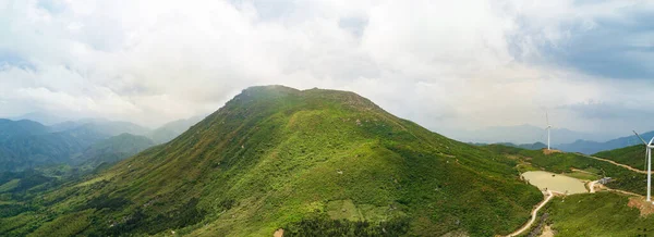 緑豊かな山の風景と低い雲 — ストック写真