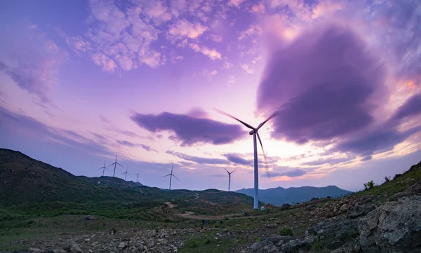 丘の上の風車と美しい曇りの空 — ストック写真