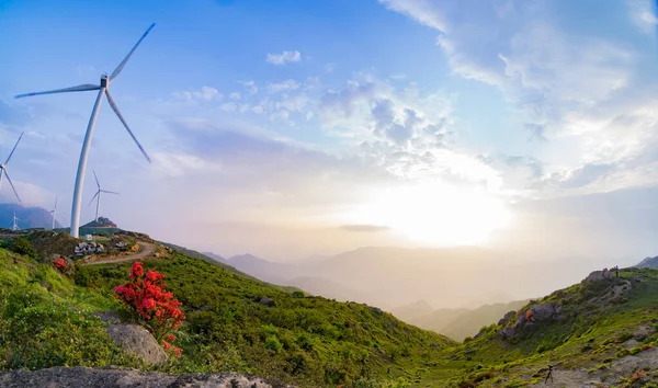 Paisagem Montanhosa Com Moinhos Vento Céu Nublado Fotos De Bancos De Imagens