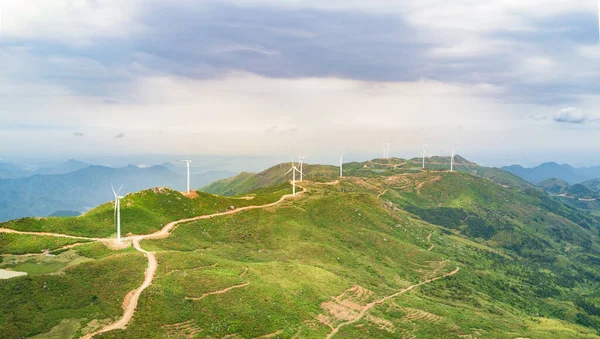 有风车的广阔的绿色山地景观 图库照片