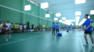 badminton kortu oyuncularla rekabet içinde kapalı
