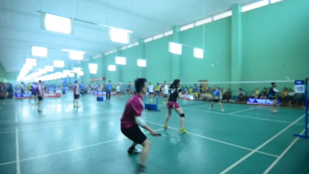 Badminton kortu oyuncularla rekabet içinde kapalı — Stok video