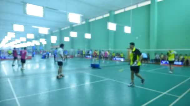 Badminton kortu oyuncularla rekabet içinde kapalı — Stok video