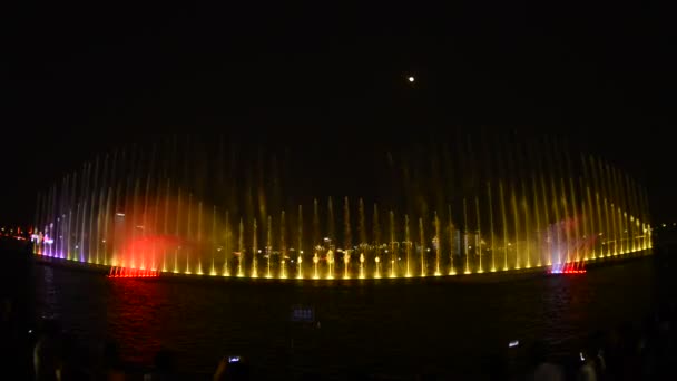 Fontaine d'eau colorée la nuit — Video