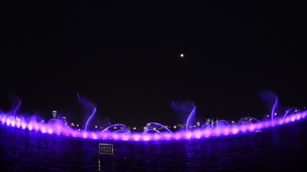 Fontaine d'eau colorée la nuit — Video