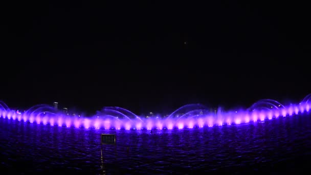 Barevné vodní fontána v noci — Stock video