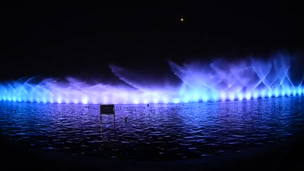 Fontaine d'eau colorée la nuit — Video