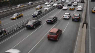Şangay 'daki köprü ve şehir gece görüşü