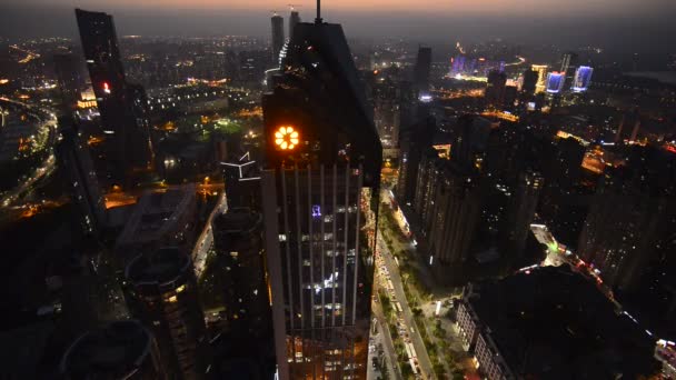 Vista nocturna del puente y la ciudad en Shanghai China — Vídeo de stock