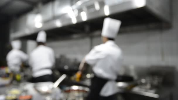 Pohybu šéfkuchaři restaurace kuchyně — Stock video