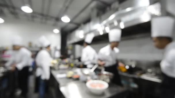 Chefs de movimiento de una cocina de restaurante — Vídeos de Stock