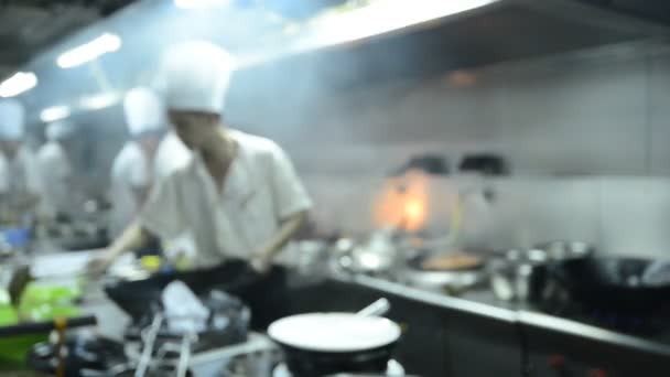 Кухарі руху кухні ресторану — стокове відео