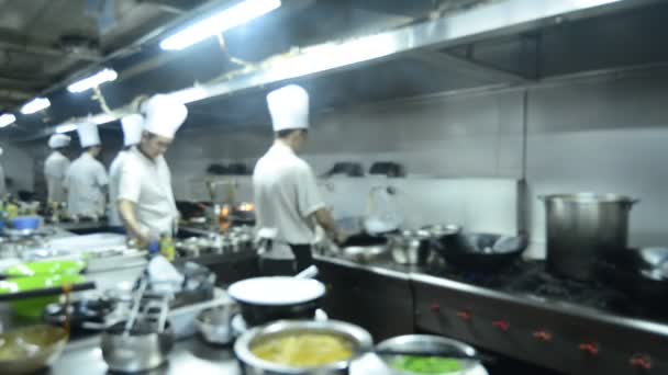 Chefs de movimiento de una cocina de restaurante — Vídeo de stock