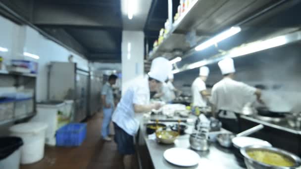 Chefs de movimiento de una cocina de restaurante — Vídeo de stock