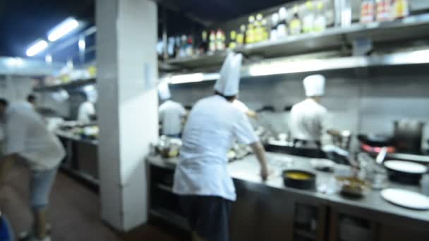 Motion chefs d'une cuisine de restaurant — Video