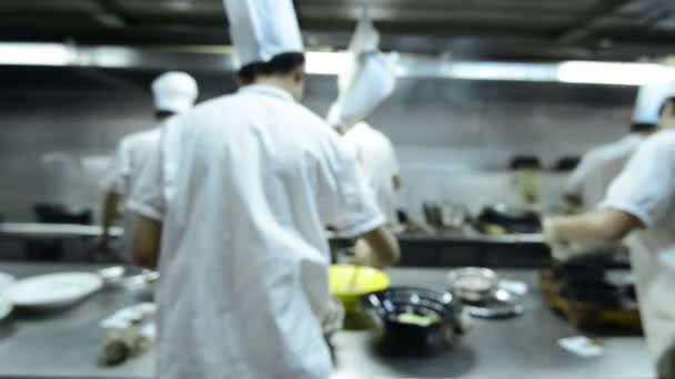 Chefs de movimiento de una cocina de restaurante — Vídeos de Stock