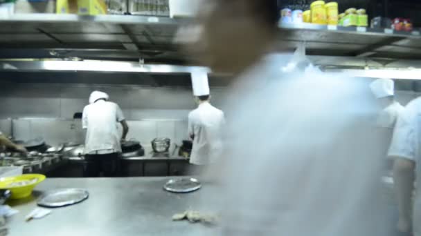 Motion chefs d'une cuisine de restaurant — Video