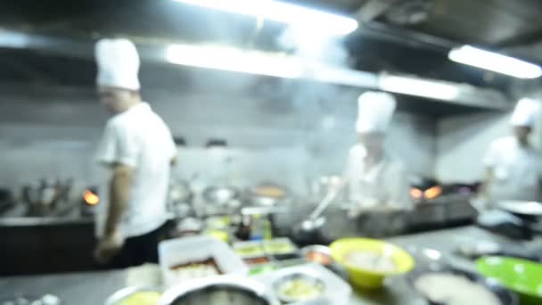 Hareket chefs restoran mutfağı — Stok video