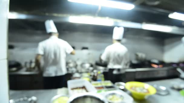 Motion chefs d'une cuisine de restaurant — Video