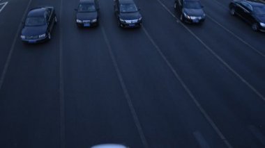 Şangay 'daki köprü ve şehir gece görüşü