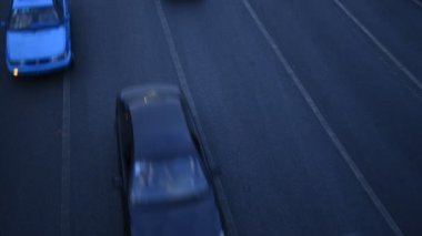 Şangay 'daki köprü ve şehir gece görüşü