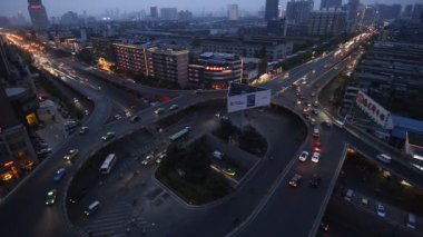 Şangay 'daki köprü ve şehir gece görüşü