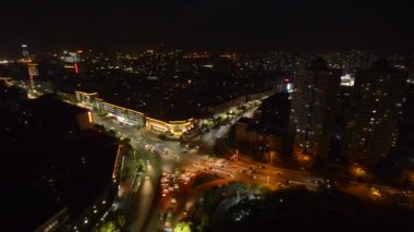 Şangay 'daki köprü ve şehir gece görüşü