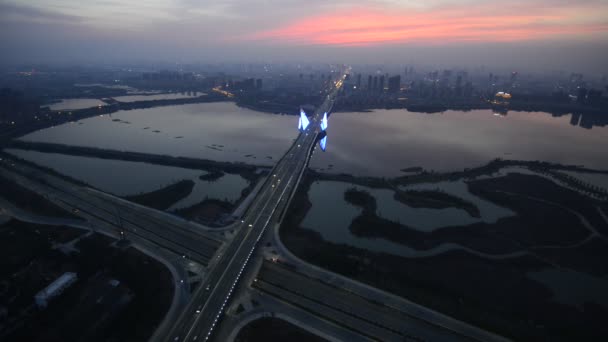 Vue de nuit du pont et de la ville à Shanghai en Chine — Video