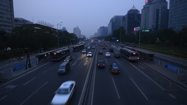 Éjszakai kilátás nyílik a híd és a város shanghai porcelán — Stock videók