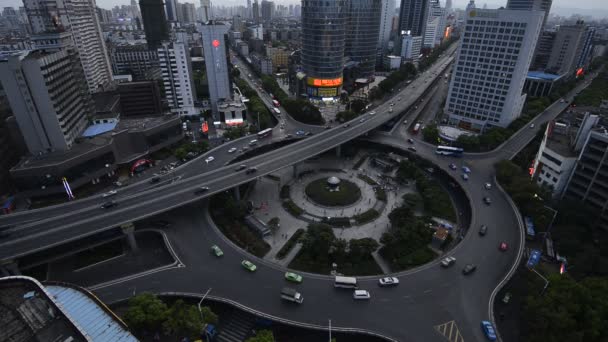 Vista nocturna del puente y la ciudad en Shanghai China — Vídeos de Stock