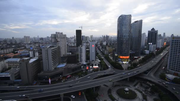 Nattutsikt över bron och staden i Shanghai Kina — Stockvideo