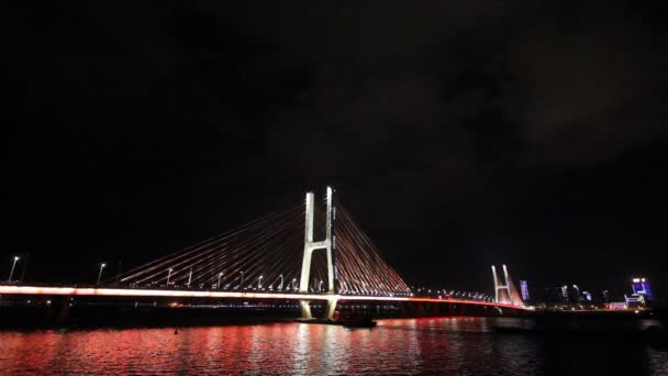 Vista notturna del ponte e della città a Shanghai Cina — Video Stock