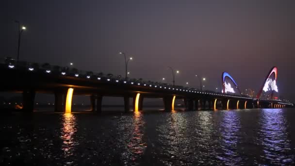 Vista nocturna del puente y la ciudad en Shanghai China — Vídeos de Stock