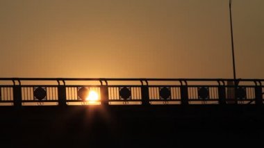 Şangay 'daki köprü ve şehir gece görüşü