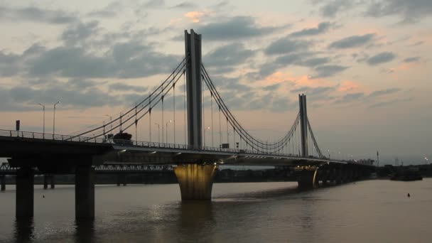 Nacht uitzicht op de brug en de stad in shanghai china — Stockvideo