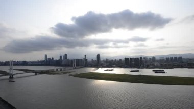 Şangay 'daki köprü ve şehir gece görüşü