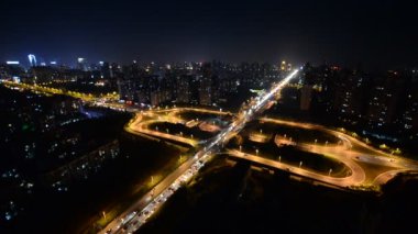 Şangay 'daki köprü ve şehir gece görüşü