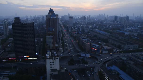 Vista notturna del ponte e della città a Shanghai Cina — Video Stock