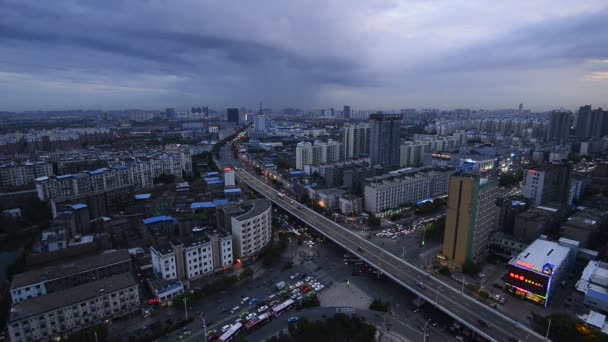 Νυχτερινή άποψη της γέφυρας και της πόλης στην Κίνα Shanghai — Αρχείο Βίντεο