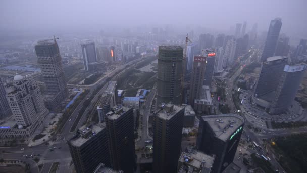 Vista nocturna del puente y la ciudad en Shanghai China — Vídeos de Stock