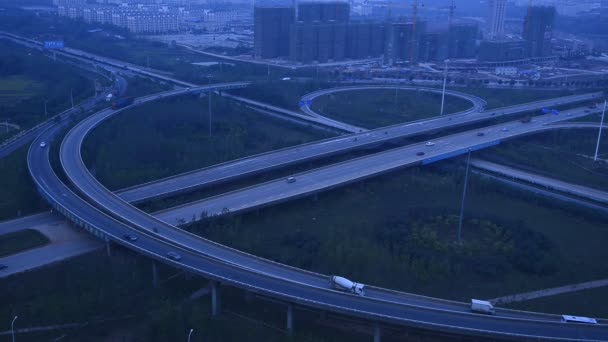 Nacht uitzicht op de brug en de stad in shanghai china — Stockvideo