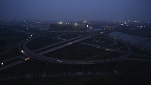 Νυχτερινή άποψη της γέφυρας και της πόλης στην Κίνα Shanghai — Αρχείο Βίντεο