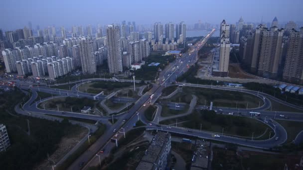 Nacht uitzicht op de brug en de stad in shanghai china — Stockvideo